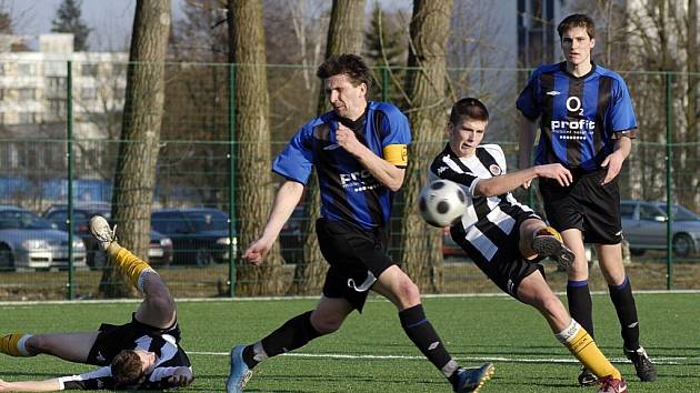 Fotbalisté Herálce (vlevo kapitán a hrající trenér Petr Kuchta, vpravo Ondřej Ganobjak) ve své krajské podzimní premiéře i v sobotním jarním startu dokázali pořádně potrápit favorizovaný havlíčkobrodský Slovan. Na body to však v obou případech nestačilo. 