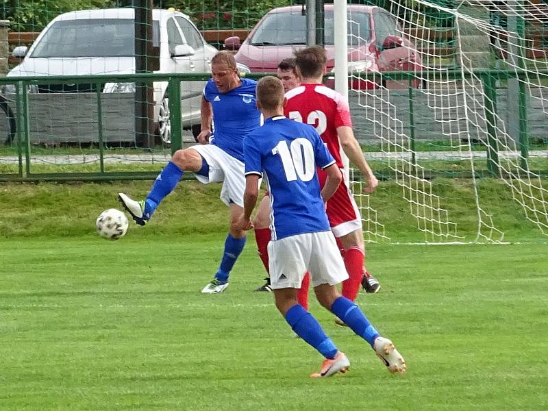 Ve třetím kole letošního ročníku krajského přeboru si fotbalisté Nové Vsi (v modrých dresech) a HFK Třebíč (v červeném) body po remíze 2:2 rozdělili.