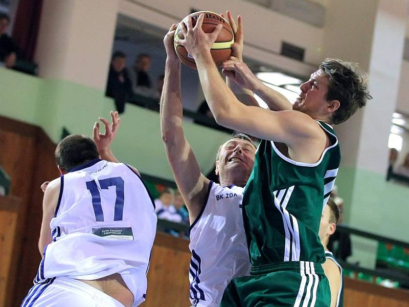 Basketbalisté Žďáru doma porazili pražské Košíře 78:62 a srovnali stav finále play-off na 1:1 na zápasy.