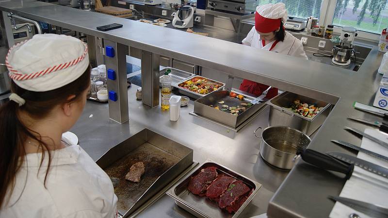 Lahůdky na talíři. Studenti si vyzkoušeli moderní úpravu vyzrálého hovězího masa.