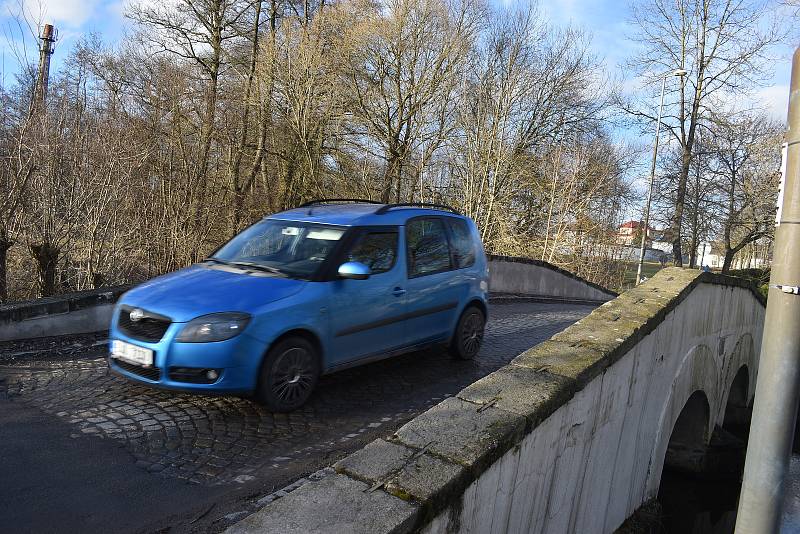 Ve Dvorské ulici bude nová lávka. Kamenný most zůstane