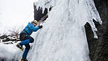 Horolezci na ledové stěně ve Víru.