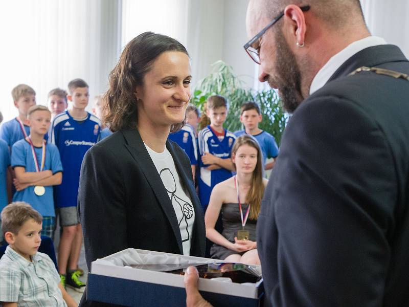 Martina Sáblíková dostala v pondělí 5. června dar od města Žďár nad Sázavou, jako poděkování za reprezentaci. Martina současně předala ocenění žďárským basketbalistům.