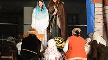 Tradiční divadelní hru o narození Ježíše Krista, kterému se přišli poklonit i Tři králové, předvedli ochotníci z řad žďárských studentů a farníků. Akci sledovalo několik stovek lidí.