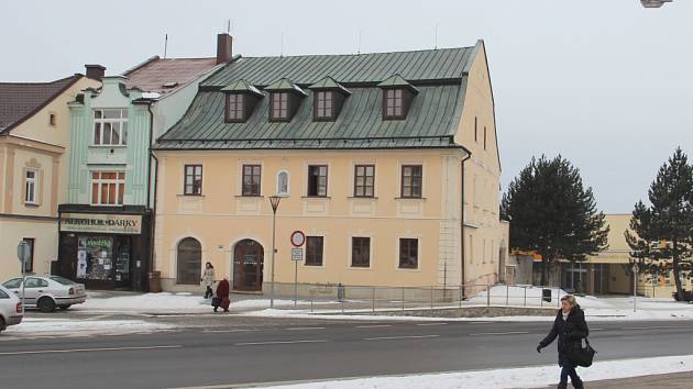 Půdu Čechova domu ve Žďáře nad Sázavou, který spravuje městská knihovna, chtějí radní přestavět na galerii pro stálou výstavu obrazů žďárského patriota Josefa Kosinky. 