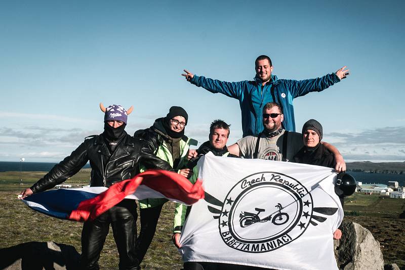 Šestice nadšenců pro mopedy Babetta vyrazila v létě projet na svých strojích divoký Island. Jak říkají, cesta byla náročná, ale úžasná.