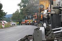 Ještě nejméně do konce října budou muset řidiči počítat s omezením provozu na silnici ze Žďáru směrem na Vojnův Městec.
