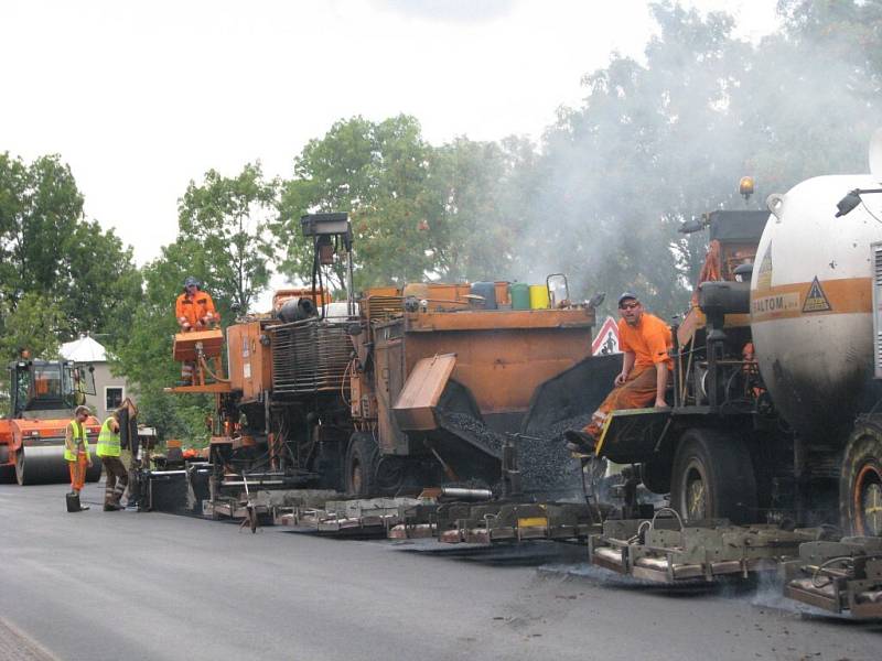 Kromě semaforů u opravovaného mostu u žďárského zámku řidiče zdrží i těžká technika pracující na novém povrchu silnice I/37.