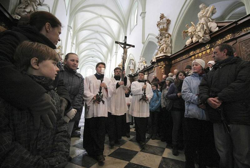 Kardinál Dominik Duka včera sloužil mši svatou v bazilice Nanebevzetí svaté Panny Marie ve Žďáře nad Sázavou.