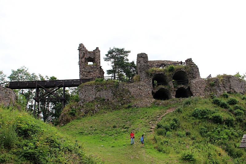 V sobotu pro veřejnost začal dvoudenní Festival historického šermu, hudby a tance pod zříceninou hradu Zubštejn v Pivonicích, místní části Bystřic nad Pernštejnem.