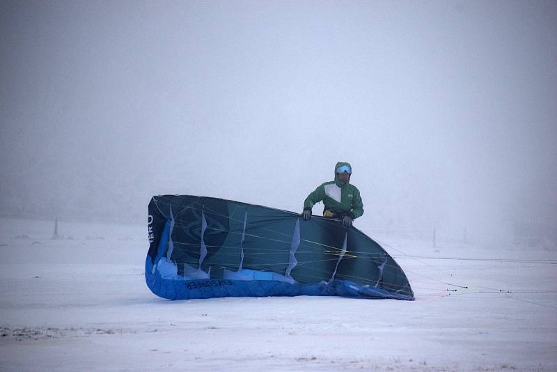 Snowkiting neboli jízda s draky.