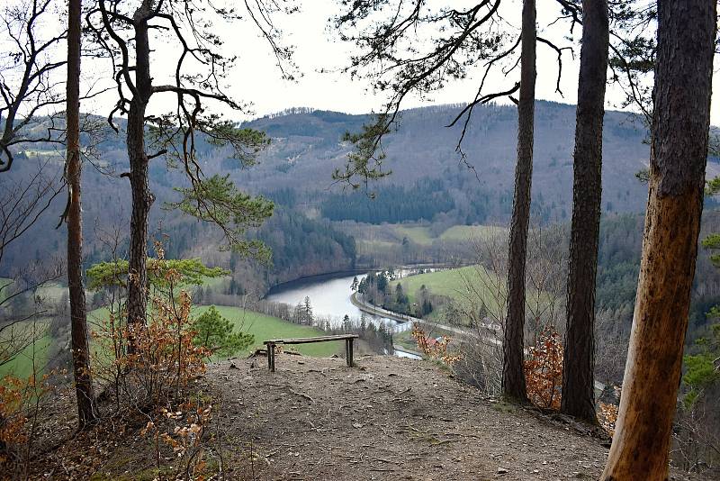 Vyhlídka nedaleko Víru se těší neobyčejné pozornosti turistů.