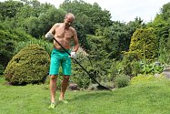 Horolezec Radek Jaroš "trénuje" na zahradě.