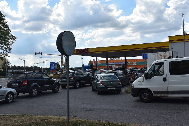Na benzínkách s nízkými cenami pohonných hmot se tvoří fronty.
