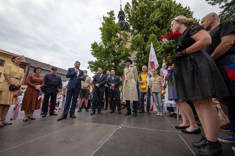 Téměř na den přesně se do Nového Města na Moravě vrátil po devadesáti letech první československý prezident Tomáš Garrigue Masaryk. Novoměští ho v sobotu při městských slavnostech Nova Civitas přivítali stejně jako 17. června 1928 – chlebem a solí. FOTO: 