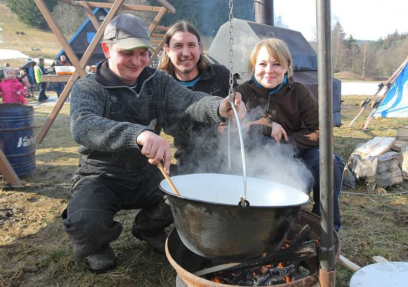 Malé gastronomické hody zpestřily sobotní program na sjezdovce v Novém Jimramově. Lidé mohli ochutnávat z pěti různých domácích gulášů, kteří místní kuchtíci připravovali z vlastních surovin a vařili v kotlících na otevřeném ohni přímo pod hlavním svahem.