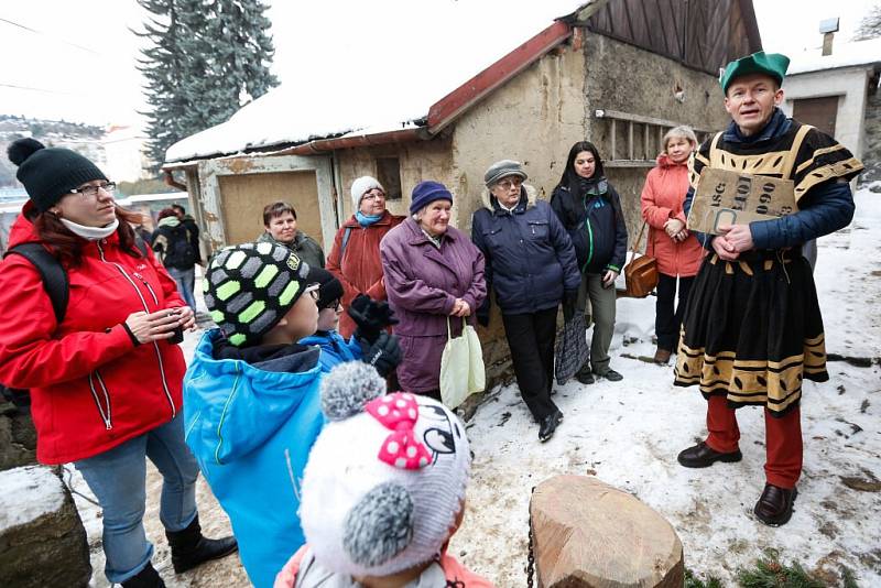 Halas a smích návštěvníků i řinčení zbraní bylo v pátek odpoledne slyšet od staré katovny ve Velkém Meziříčí. Členové společnosti historického šermu TAS tam uspořádali den otevřených dveří.