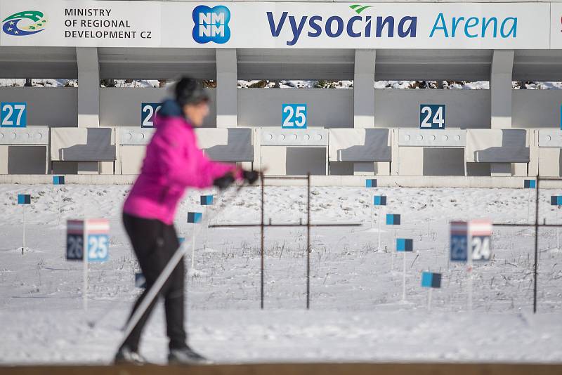 Navážení sněhu na běžkařské tratě ve Vysočina Aréně.