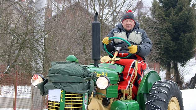 Sněhu a mrazu navzdory. Desítky nadšenců vyjely s traktory na spanilou jízdu Světnovem.