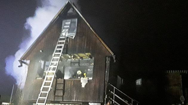 OBRAZEM: Ve Velkém Meziříčí hořela chata, škoda je čtyři sta tisíc korun