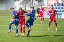 Fotbalisté Velkého Meziříčí (v červeném) si doma ve středeční předehrávce poradilo s juniorkou FC Vysočina (v modrém) po jednoznačném výsledku 4:0.