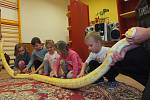 Představení s opičkami, psy a hady zhlédly děti z Mateřské školy Vysočánek ze Žďáru.
