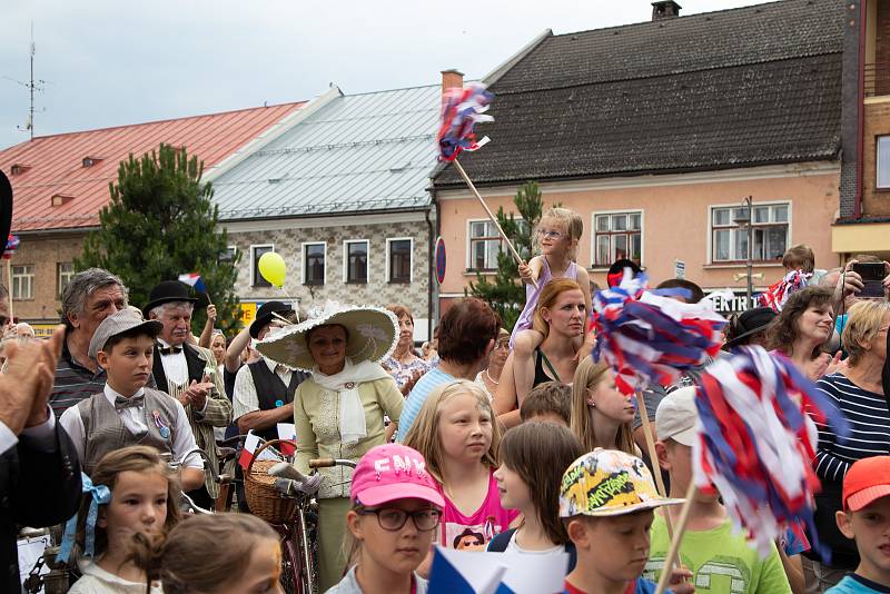 Téměř na den přesně se do Nového Města na Moravě vrátil po devadesáti letech první československý prezident Tomáš Garrigue Masaryk. Novoměští ho v sobotu při městských slavnostech Nova Civitas přivítali stejně jako 17. června 1928 – chlebem a solí. FOTO: 