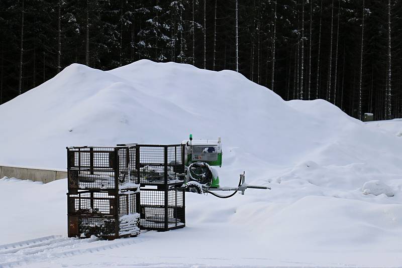 Zásobník sněhu byl naplněn v březnu. Sníh tam přečkal jaro, léto i podzim. Teď už se jen čeká na příznivé počasí, aby mohl být odvezen na tratě.