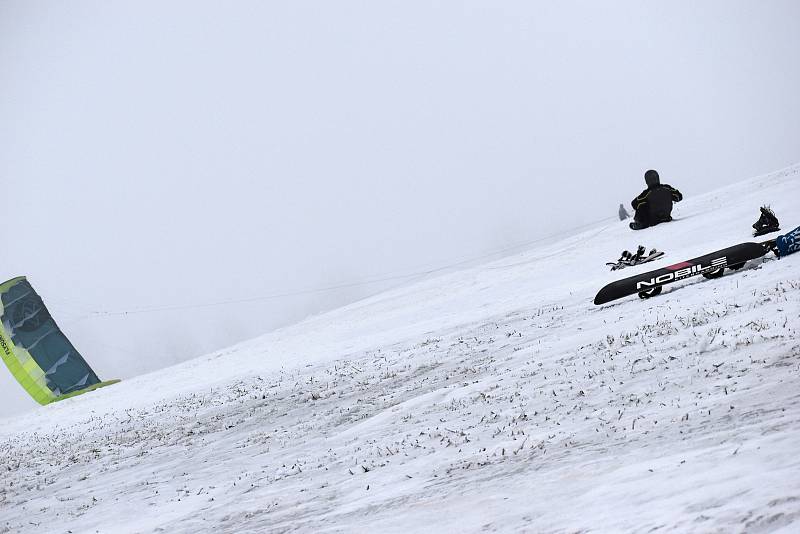 Snowkiting neboli jízda s draky.