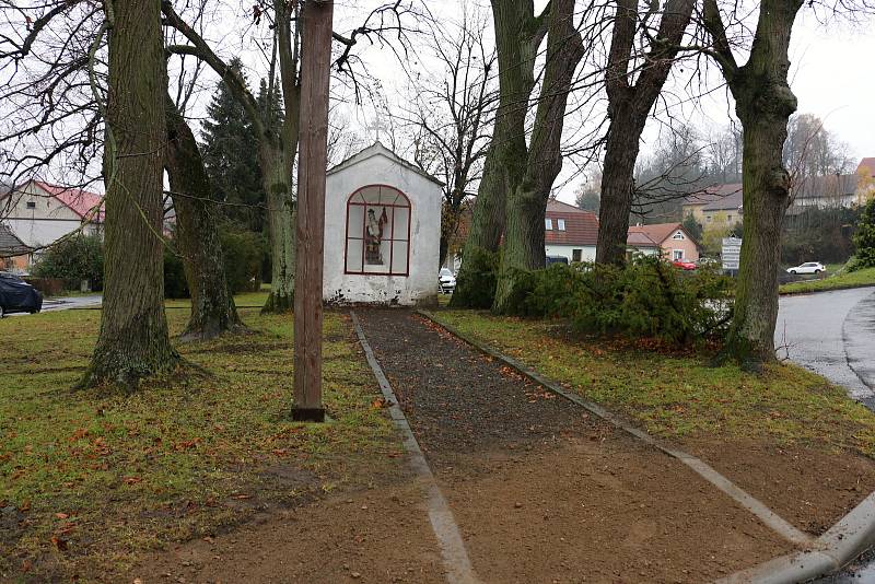 Nové povrchy silnic jsou před kostelem sv. Šimona a Judy i před sochou svatého Floriána.