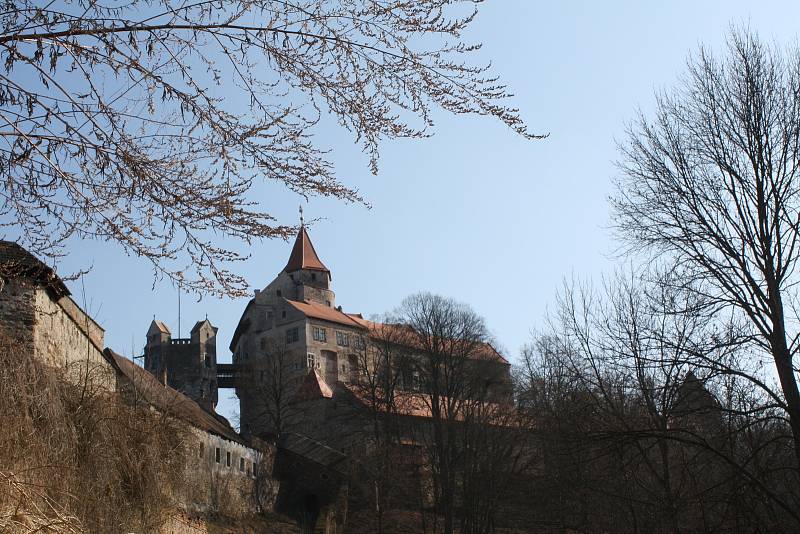 Cyklistická trasa vede na hrad Pernštejn.