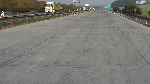 Práce na novém povrchu vyřadily na deset týdnů z provozu jednu polovinu dálnice.