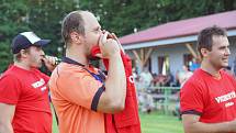 Fotbalisté Radešínské Svratky (v oranžových dresech) si vybojovali postup do krajské I. A třídy.