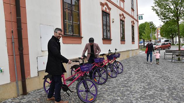 Žďár rozjíždí bikesharing, sdílená kola si vyzkoušeli první cyklisté, podívejte
