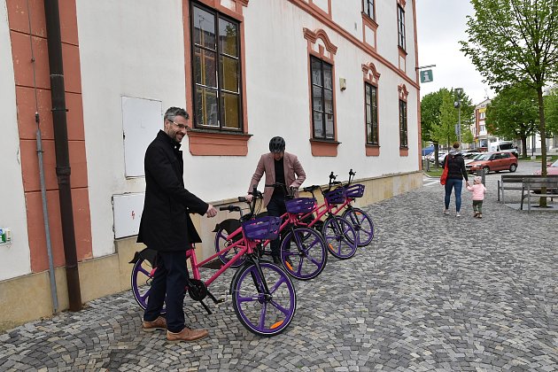 Žďár rozjíždí bikesharing, sdílená kola si vyzkoušeli první cyklisté, podívejte