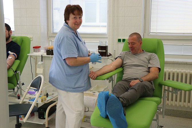 Dárci krve mají v novoměstské nemocnici nová zelená lehátka.