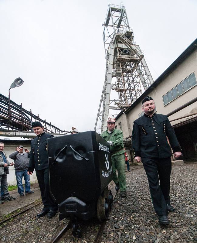 Horníci vyvezli 27. dubna poslední vůz uranové rudy z dolu Rožná I v Dolní Rožínce na Žďársku. Důl Rožná I je posledním uranovým dolem jak na území České republiky, tak i ve střední Evropě. V provozu byl od 1957 do roku 2016.