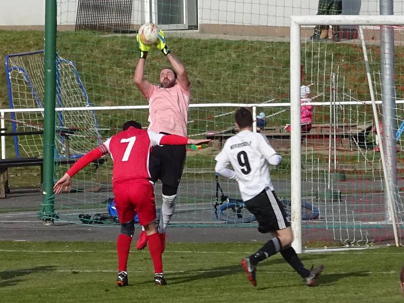 V úvodním jarní utkání zdolali fotbalisté Bystřice nad Pernštejnem (v bílých dresech) hostující Speřice (v červeném) 2:0. Oba góly vstřelil záložník Chloupek.