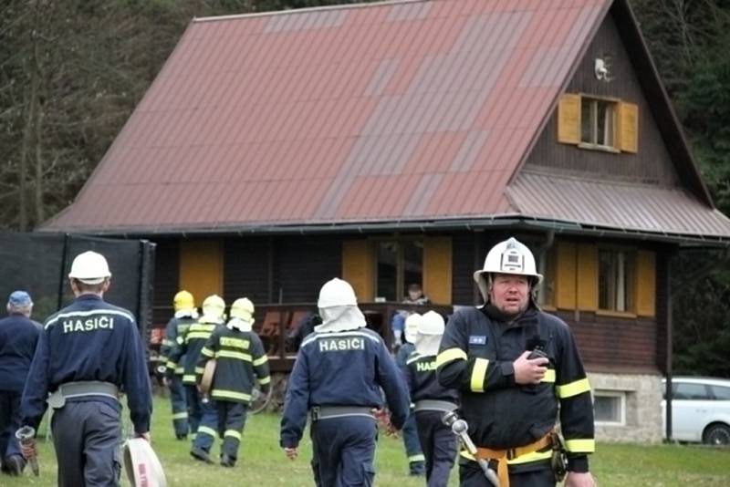 Námětové cvičení tří hasičských sborů Kuklíku, Studnic a Rokytna.