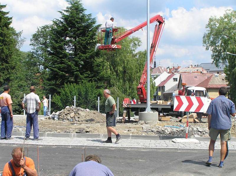 Křižovatka bude průjezdná až ve středu.