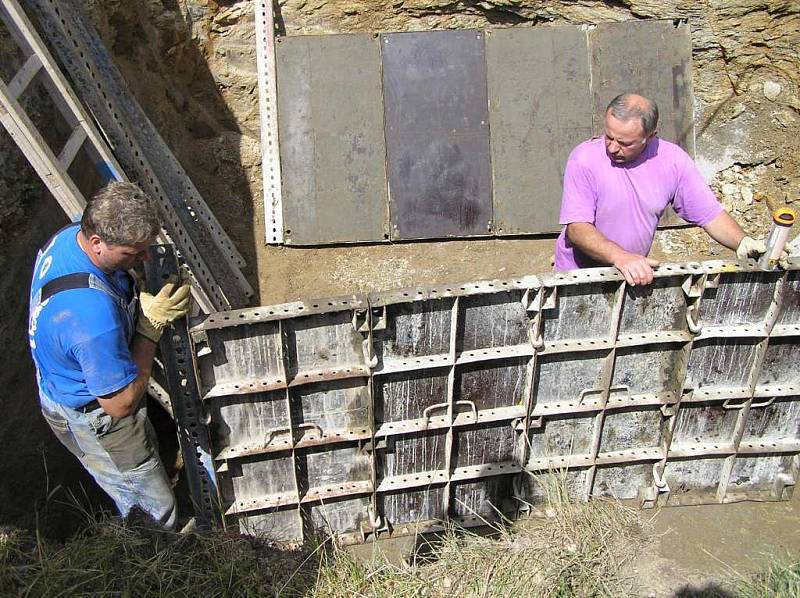 Stavební práce na nové sedačkové lanové dráze začaly v těchto dnech betonováním patek ve spodní části nástupního centra.  