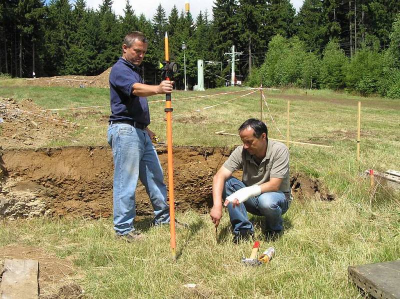 Stavební práce na nové sedačkové lanové dráze začaly v těchto dnech betonováním patek ve spodní části nástupního centra.  