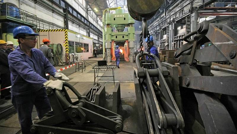 Sto milionů korun investovala žďárská strojírenská a metalurgická firma Žďas do modernizace své kovárny. Sama si vyrobila nový obří kovací soubor s lisem a manipulátorem. 
