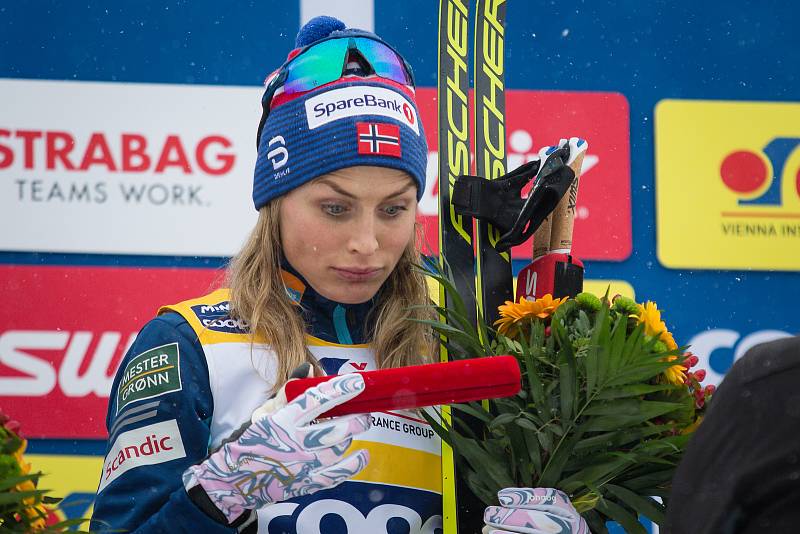 Vítězka Therese Johaugová po stíhacím závodě žen na 10 km klasicky v rámci Světového poháru v běhu na lyžích.