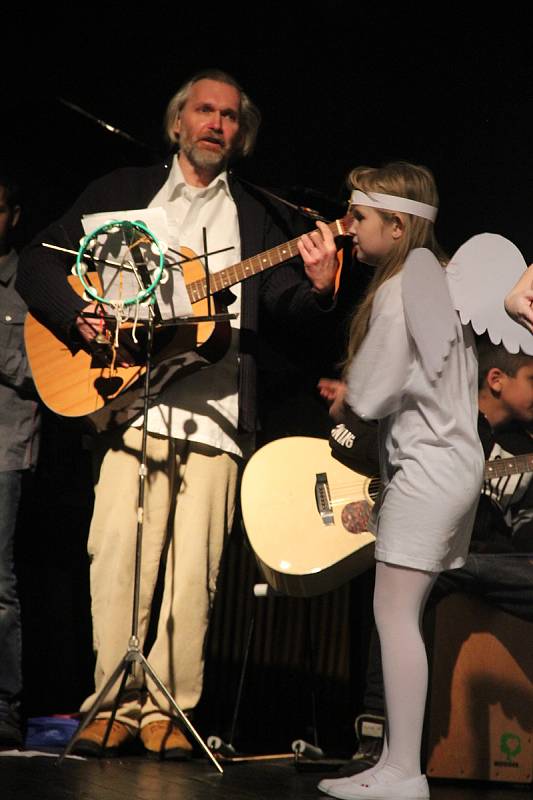 Písně z nového CD byly poprvé představeny novoměstskému publiku v roce 2015, kdy s dětmi secvičil vánoční příběh Zdeněk Novotný Bričkovský (na fotografii vlevo).
