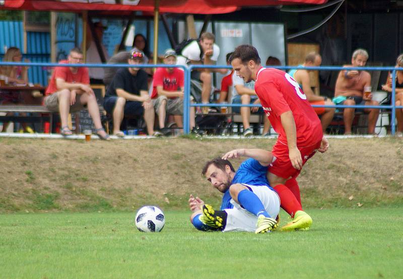 Juniorka Vrchoviny (v červeném) si s Jaroměřicemi (v modro-bílém) poradila vysokou výhrou 5:1.