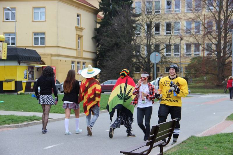 Žďárští studenti vybírali peníze na maturitní večírek.