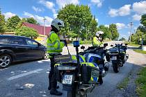 Policejní kontrola motorkáře na Vysočině při nedělní dopravní akci.