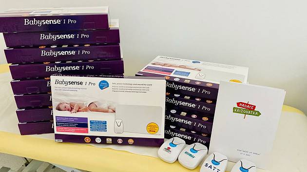 Dar pro miminka. Novoměstská nemocnice dostala 13 monitorů dechu