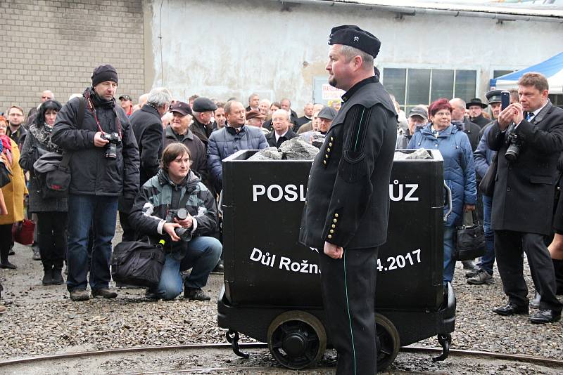 Poslední vozík uranové rudy byl z dolu Rožná 1 u Dolní Rožínky vyvezen z hlubin na povrch 27. dubna 2017.